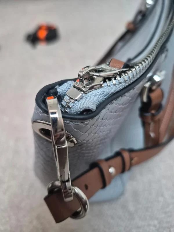 Bolso de mano efecto cocodrilo azul gris con bandolera ajustable – photo 7